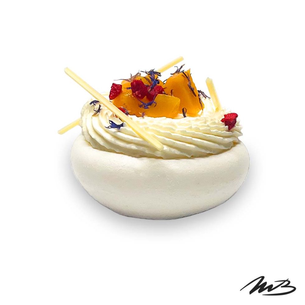 Pavlova mangue, passion et fruits rouges